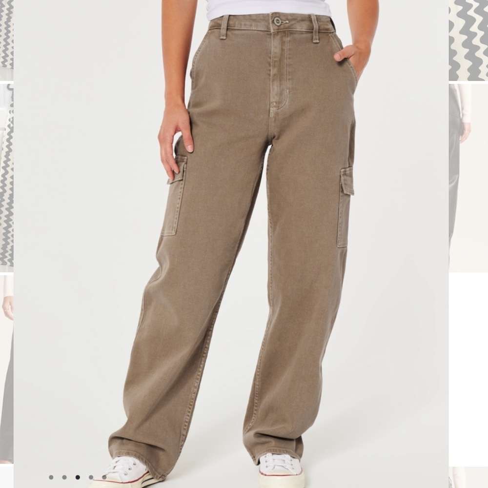 Hollister ultra high-rise cargo dad pants. Size: 4R/27